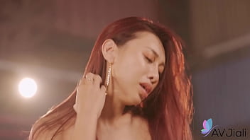 Gadis Tionghoa Seksi Bai Xi-yu Mengerang Nikmat Saat Menerima Batang Keras Yang Menusuknya
