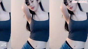 Em Gái Trung Mặc Váy Ngắn Cưỡn Lắc Mông Nóng Bỏng Quyến Rũ Anh Em