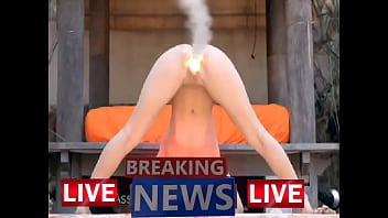 Gadis Tetangga Membungkuk Memperlihatkan Lekuk Tubuhnya Yang Menggoda