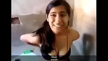 Gadis Desi Panas Melepaskan Pakaian Dengan Menggoda