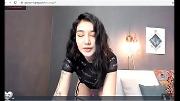 Gadis Jepang Mungil Menari Seksi Live Untukku