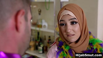 Gadis Muslimah Polos Menghisap Kontan Pacarnya Untuk Pertama Kali