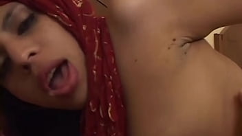 Suami Lagi Rapat, Istri India Yang Kesepian Melayani Dua Kontol Gede