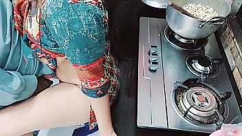 Istri India Sibuk Memasak Sementara Lubang Pantatnya Dihajar Oleh Suami Yang Suka Ditipu Dengan Audio Hindi Yang Jelas