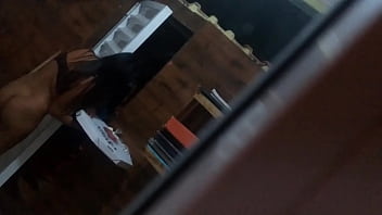 Novinha Safada Pelada Recebendo O Motoboy E Deixando Ele Louco De Tesão