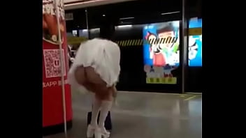 Gadis Asia Di China Cabut Pembalut Di Tempat Umum, Tampil Menggoda