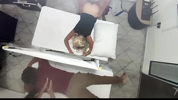 Pijat Pasangan Terekam Saat Istri Cantik Dihajar Mas Tukang Pijat Di Depan Suami Yang Dikibulin