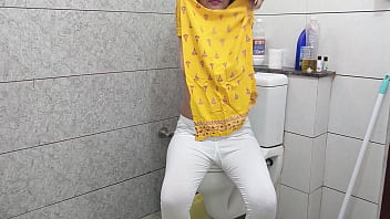 Ibu Tiri India Yang Panas Menggoda Anak Tirinya Di Kamar Mandi Dengan Audio Hindi Yang Menggairahkan