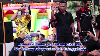 Tarian Erotis Dua Penyanyi Cantik Menggoda Di Atas Panggung Dikelilingi Banyak Lelaki