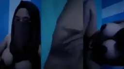 Gadis Berkerudung Cokelat Dengan Payudara Montok Yang Menggoda