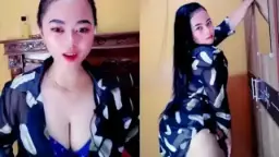 Inong Menggoda Meremas Payudara Berbalut Beha Biru Yang Menggairahkan