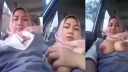 Tante Berjilbab Genit Pamer Payudara Montok Di Dalam Mobil