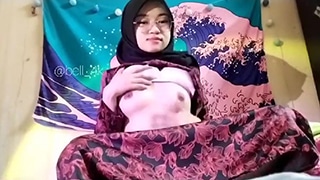 Ukhti Berjilbab Terekam Mesum Saat Mengocok Memek