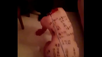 骚穴贱奴被灌满精液 戴上肛塞狗链像母狗一样爬行 全身写满下流脏话任人玩弄