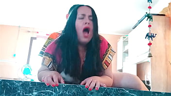 Induk Tiri India Menggoda Anak Tirinya Di Dapur Hingga Mereka Bercinta