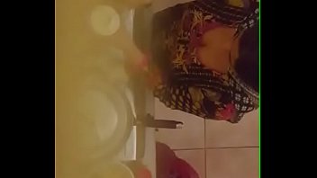 Tante Desi Yang Hot Memamerkan Belahan Dadanya Yang Menggoda