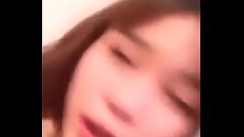 Gadis Tionghoa Cantik Memainkan Memeknya Yang Basah