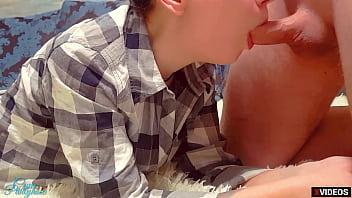 Gadis Manis Bergaun Ketat Mengisap Kontol Kakak Tirinya Saat Ortu Ada Di Rumah, Sampai Muncrat Di Stokingnya