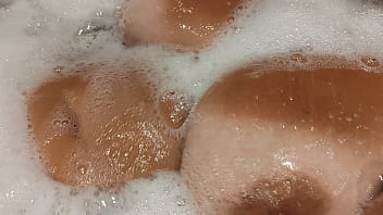 Mandi Panas Bareng Adik Tiri Yang Kulitnya Kecokelatan Sehabis Liburan Dari Turki