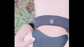 Gadis Remaja Asia Digoyang Sambil Jalan-jalan Di Hutan