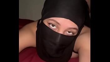 Tampilan Pantat Muslimah Berhijab – Gadis Arab Nakal Menggoyangkan Bokong Dan Memainkan Bokongnya Yang Menggoda