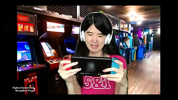 Gadis Gamer Asia Telanjang Dada Yang Menggoda