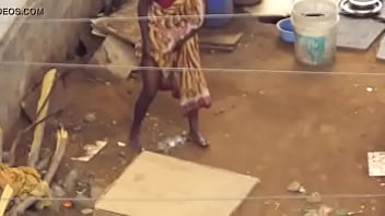 Desi Berdiri Sambil Kencing Dan Memancurkan Air Seni