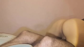 كلام العاهرة يثير الشهوة وهي تمارس الجنس من مؤخرتها، استمع إلى نساء العامة