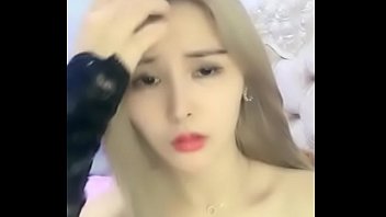 Gadis Cina Cantik Yoki Menggoda Dengan Mainan Di Area Pinknya Yang Basah