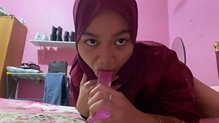 Clara Belajar Ngesepong Pakai Dildo Biar Lebih Jago Ngocok