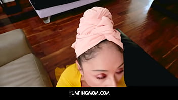 Menggoda Ibu Tiri Sampai Tergila-gila, Dientotnya Aku Dengan Ganas Sambil Tetap Berhijab – Cali Lee