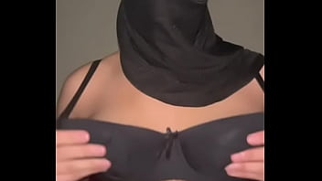 Jilbab Tetap Terpasang, Payudara Dibebaskan • Gadis Muslim Arab Merangsang Buah Dadanya Dan Mendesah Penuh Nafsu