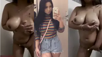 Gadis Montok Berpayudara Besar Sange Masturbasi Sambil Kencing