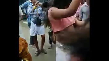 Tarian Panas Jalanan India Dengan Payudara Terbuka