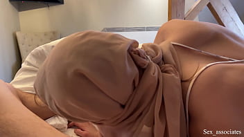Ibu Tiri Arab Yang Pemalu Dan Anaknya Berbagi Kasur Di Kamar Hotel
