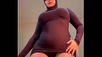 Gadis Berhijab Yang Menggoda Menari Dengan Gerakan Penuh Gairah