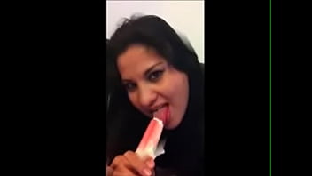 Desi Jalang Menjilat Memek