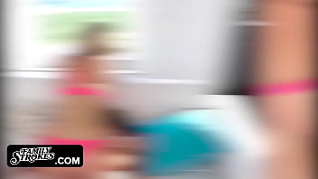 Gadis Tiri Yang Menggoda Menggairahkan Paman Tirinya Di Hari Musim Panas Yang Panas