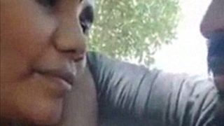 Eksekutif It Tamil Mengisap Kontol Pacarnya Di Taman