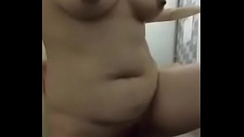 Wanita Tionghoa Memamerkan Pantatnya Yang Menggoda
