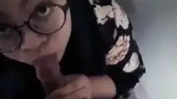 Gadis Berkerudung Menggoda Di Kamar Mandi Mal