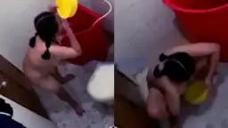 Melihat Gadis Seksi Dengan Payudara Besar Mandi