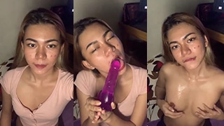 Menghisap Penis Buatan Ungu Yang Menggoda