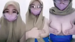 Ukhti Berkerudung Berkacamata Pamer Payudara Montok