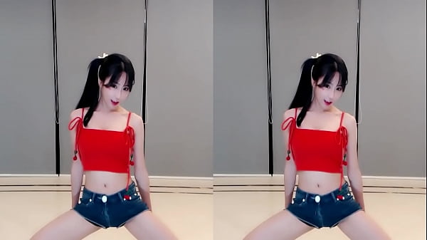 Cô Nàng Trung Quốc Quyến Rũ Nhảy Múa Trong Chiếc Váy đỏ Rực Lửa