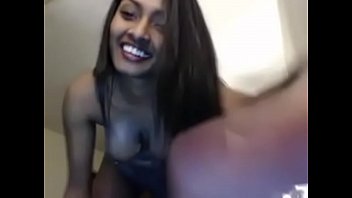 Gadis Webcam Desi Bermain Dengan Lotion Panas