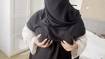 Istri Arab Temanku Memamerkan Payudaranya