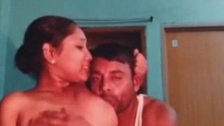 Bidadari Bangladesh Dengan Payudara Seksi Menggoda Suami Dengan Tarian Striptis Yang Panas