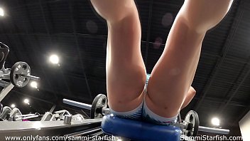 Jongkok Mesum Di Gym