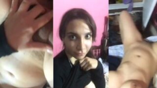Gadis India Telanjang Membuka Pakaian Dan Memperlihatkan Payudara Serta Pantatnya